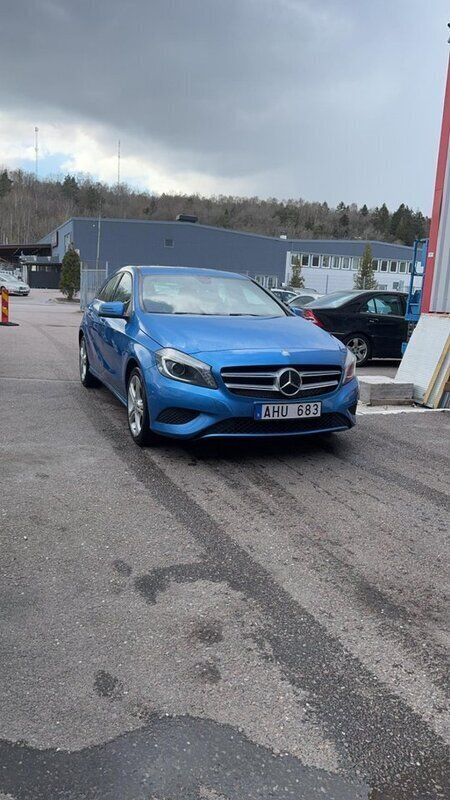 Blå Begagnad 2014 Mercedes A180 Urban Halvkombi | 87 500 kr (Bra pris) - Bild 1/4