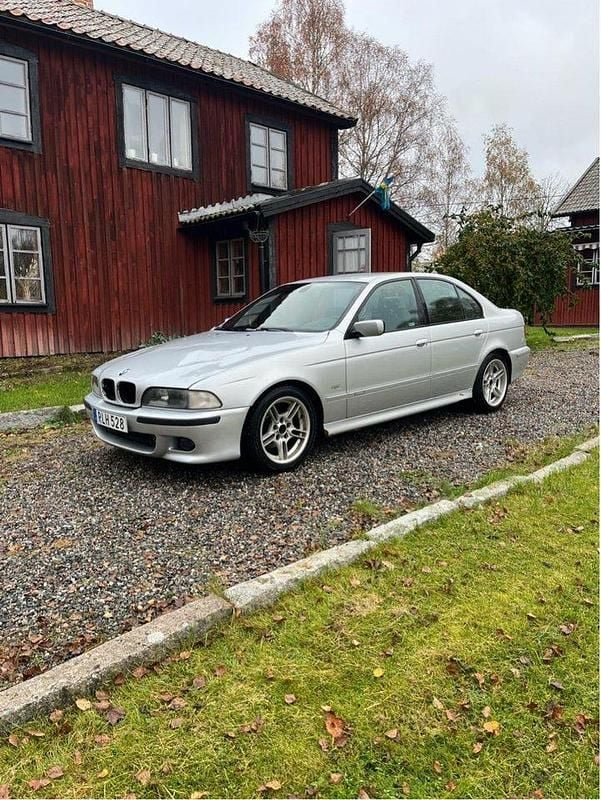 Grå Begagnad 2000 BMW 523 M Sport Sedan | 35 000 kr - Bild 1/4