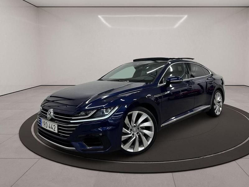 Mörkblå (blå) Begagnad 2018 VW Arteon GTS Halvkombi | 249 900 kr (Marknadspris) - Bild 1/4