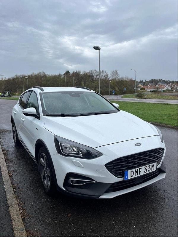 Vit Begagnad 2022 Ford Focus ST-Line Halvkombi | 155 000 kr (Marknadspris) - Bild 1/4