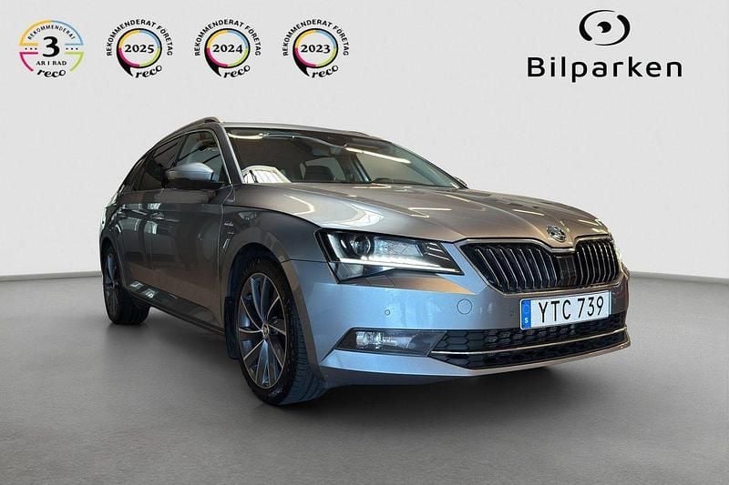 Grå Begagnad 2018 Skoda Superb LAURIN & KLEMENT Kombi | 239 990 kr (Marknadspris) - Bild 1/4