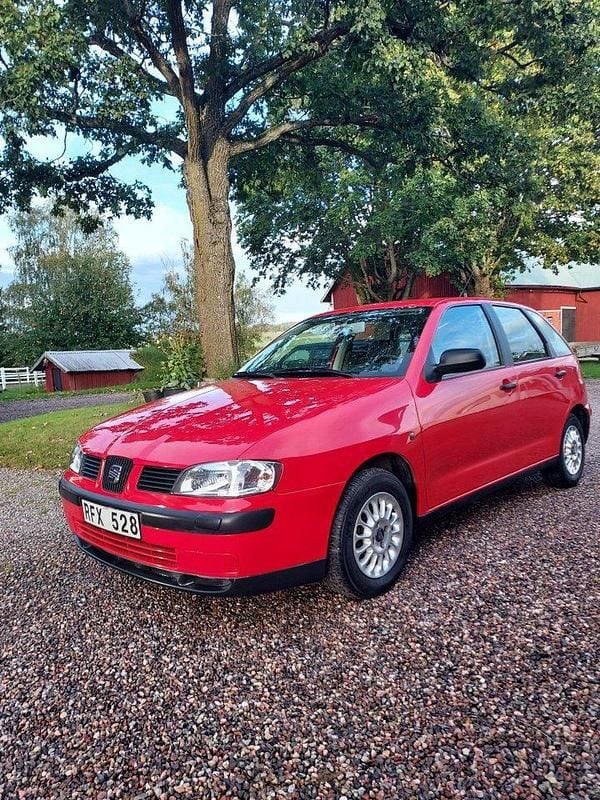 Röd Begagnad 2000 Seat Ibiza Halvkombi | 26 500 kr - Bild 1/4