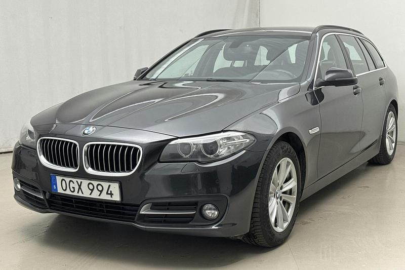 Grå Begagnad 2017 BMW 520 Kombi | 176 000 kr (Marknadspris) - Bild 1/4