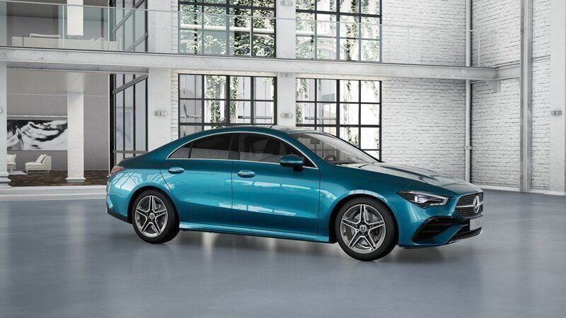 Blå Ny 2024 Mercedes CLA200 Advanced Plus Sportkupé | 413 600 kr (Marknadspris) - Bild 1/4