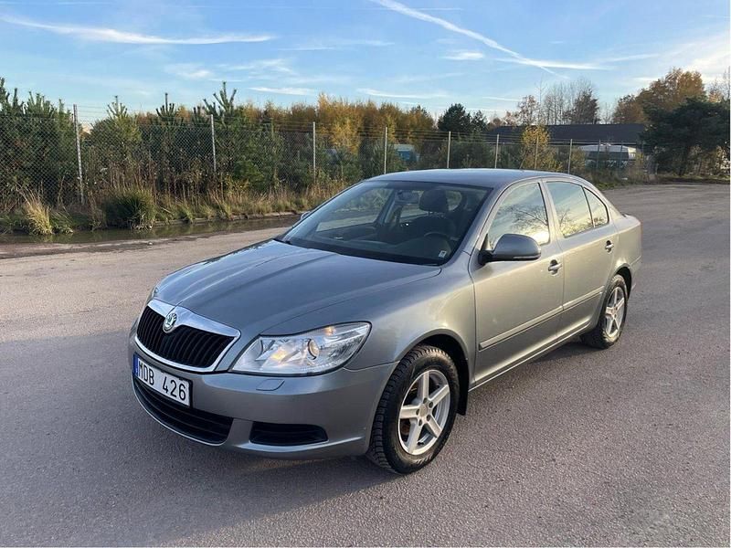 Grå Begagnad 2012 Skoda Octavia Halvkombi | 39 900 kr (Marknadspris) - Bild 1/4