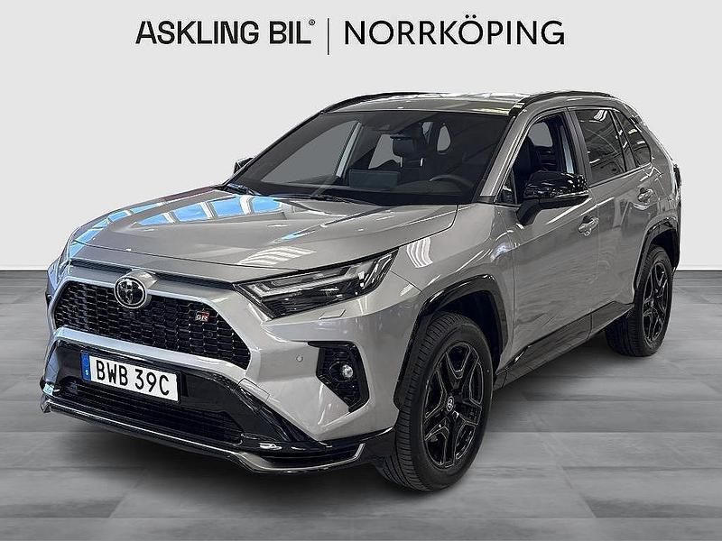 Silver Begagnad 2024 Toyota RAV4 Hybrid Sport SUV | 589 000 kr (Marknadspris) - Bild 1/4