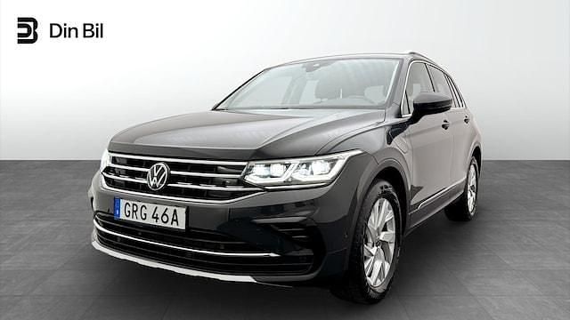 Grå (urano grey) Begagnad 2023 VW Tiguan Elegance SUV | 369 900 kr (Marknadspris) - Bild 1/4