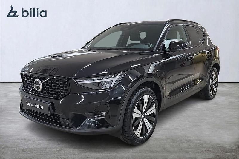 Svart Begagnad 2023 Volvo XC40 Plus SUV | 409 000 kr (Marknadspris) - Bild 1/3