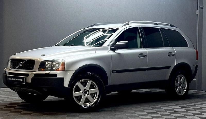 Ljusgrå (grå) Begagnad 2004 Volvo XC90 SUV | 39 900 kr (Marknadspris) - Bild 1/4