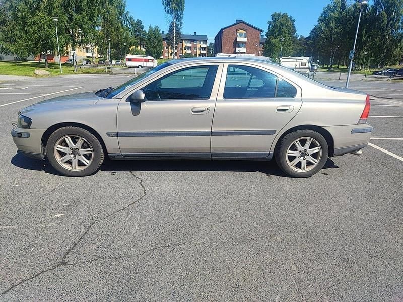 Brun Begagnad 2003 Volvo S60 Business Edition Sedan | 10 000 kr (Bra pris) - Bild 1/4