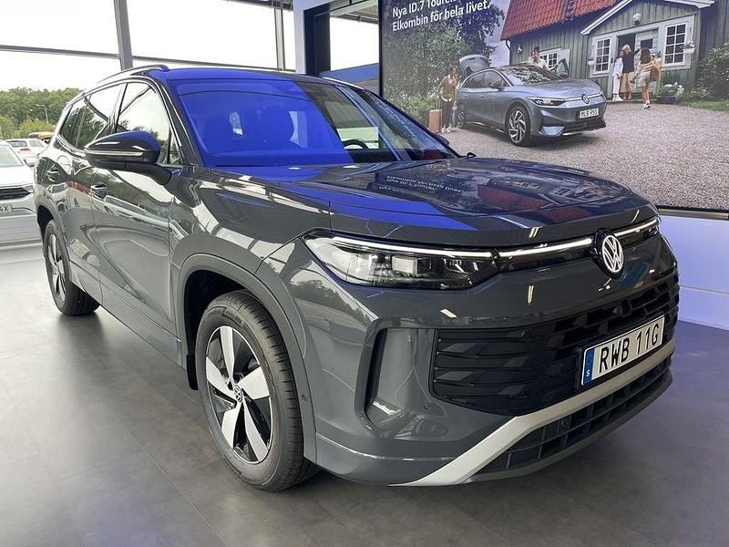 Grå (dolphin grey metallic) Ny 2025 VW Tayron Life SUV | 379 900 kr - Bild 1/4