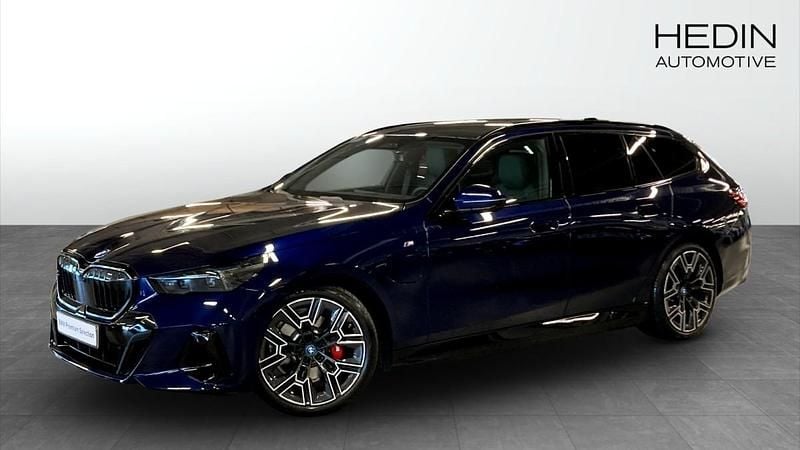 Blå (blue) Begagnad 2025 BMW 530e M Sport Kombi | 738 700 kr (Marknadspris) - Bild 1/4