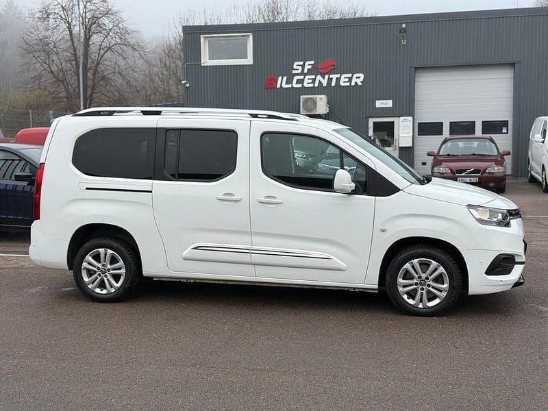 Vit Begagnad 2021 Toyota Proace Verso City Kombi | 319 900 kr (Marknadspris) - Bild 1/4