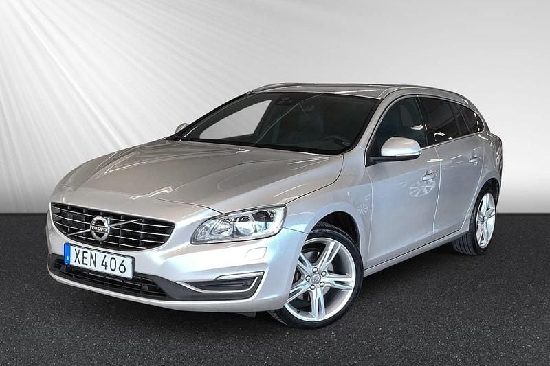 Silver Begagnad 2018 Volvo V60 Standard Kombi | 209 900 kr (Marknadspris) - Bild 1/4