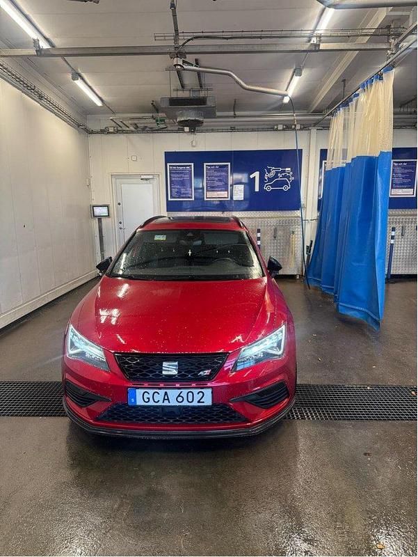 Röd Begagnad 2018 Cupra Leon Kombi | 314 900 kr (Lite dyr) - Bild 1/4