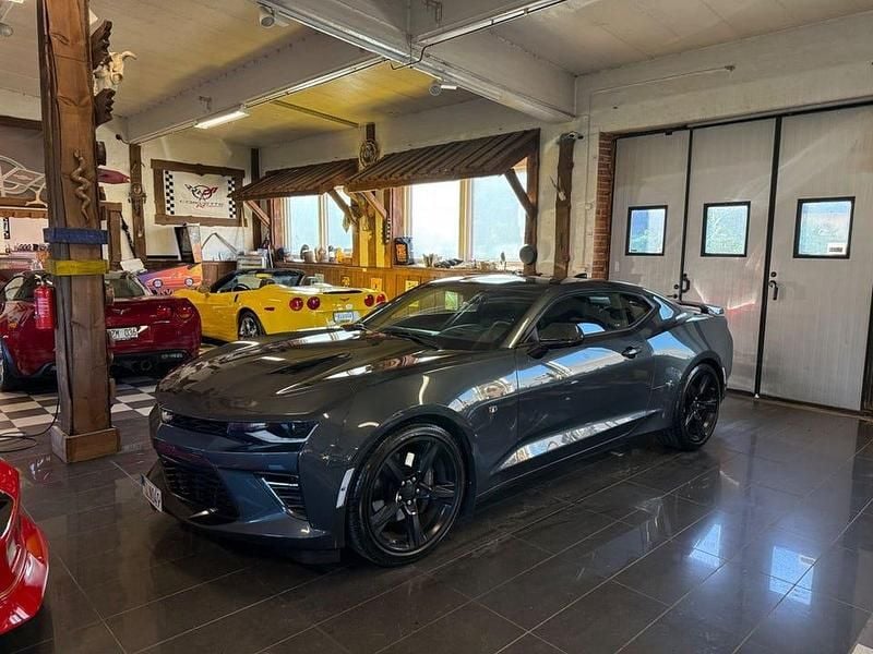 Grå Begagnad 2018 Chevrolet Camaro SS Sportkupé | 479 000 kr (Marknadspris) - Bild 1/4
