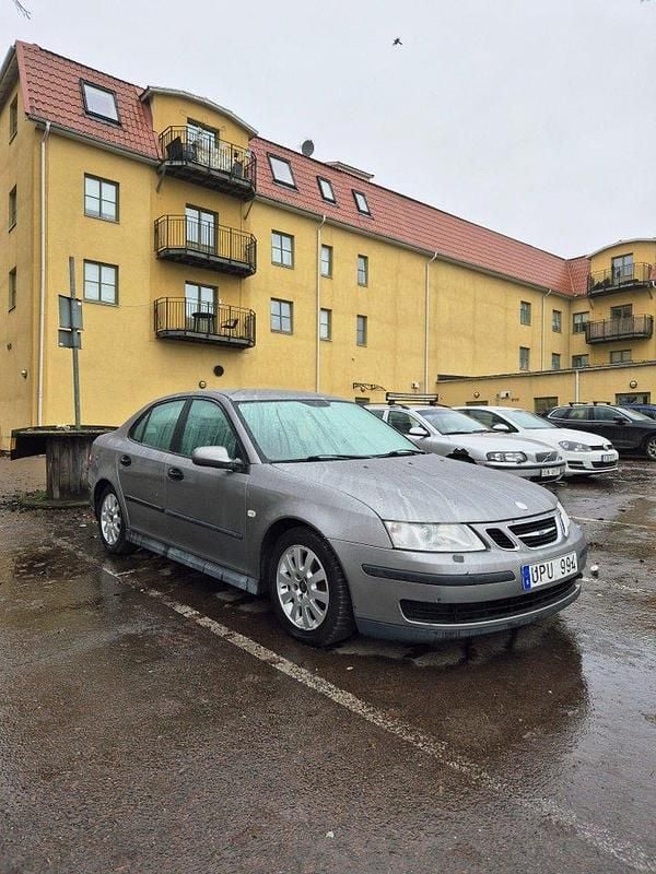 Grå Begagnad 2004 Saab 9-3 Sedan | 18 000 kr (Marknadspris) - Bild 1/4