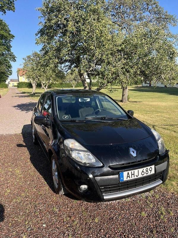 Svart Begagnad 2012 Renault Clio R.S. Halvkombi | 40 000 kr (Marknadspris) - Bild 1/4