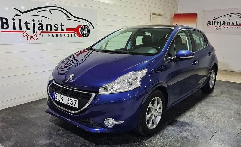 Mörkblå Begagnad 2013 Peugeot 208 Halvkombi | 74 900 kr (Marknadspris) - Bild 1/4