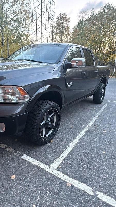 Grå Begagnad 2016 Dodge Ram Pickup | 299 000 kr (Superpris) - Bild 1/4