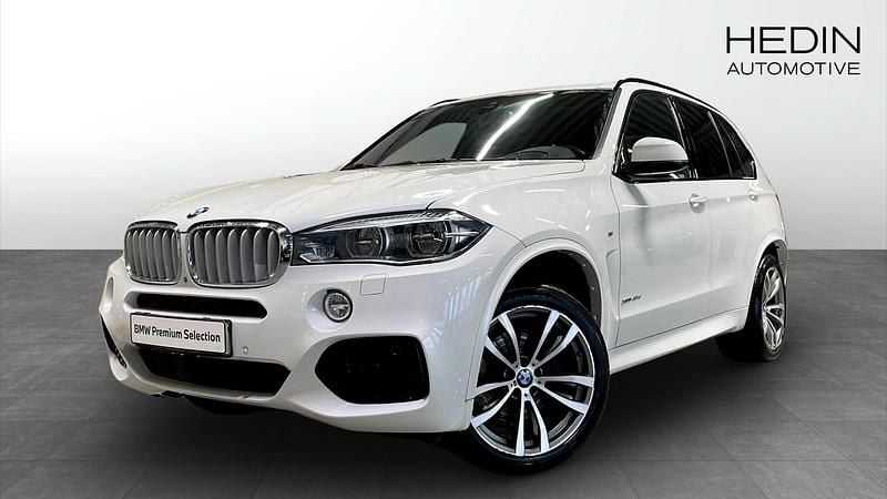 Vit (white) Begagnad 2018 BMW X5 M Sport SUV | 308 700 kr (Bra pris) - Bild 1/4