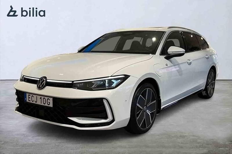 Vit Begagnad 2025 VW Passat Kombi | 489 900 kr (Lite dyr) - Bild 1/1