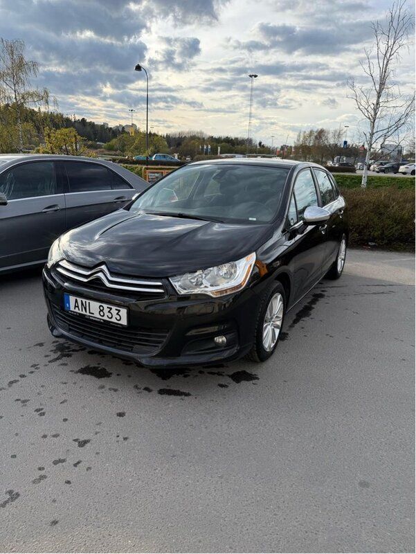 Svart Begagnad 2014 Citroën C4 Halvkombi | 77 990 kr (Marknadspris) - Bild 1/4