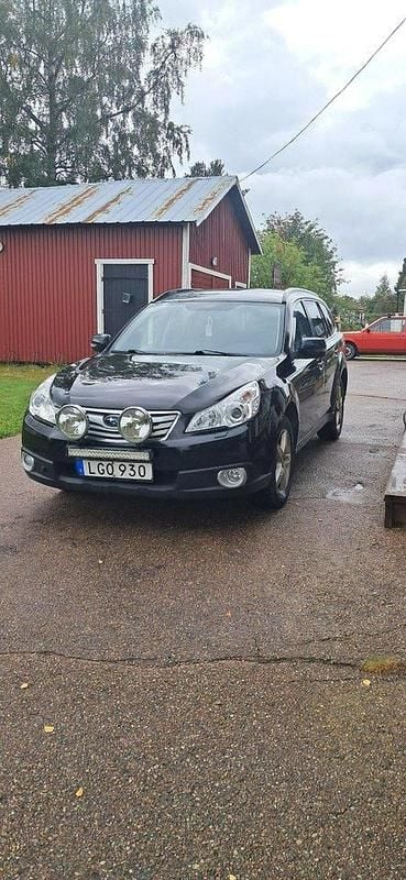 Svart Begagnad 2011 Subaru Outback SUV | 35 000 kr (Bra pris) - Bild 1/4