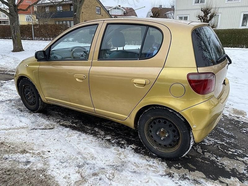 Begagnad Toyota Yaris 68 HK (50 kW) 1999 Gul Halvkombi