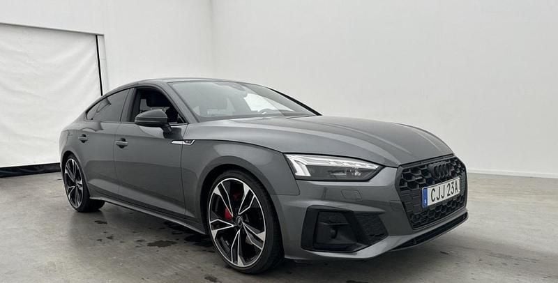 Grå Begagnad 2023 Audi A5 Sportback S-Line Halvkombi | 465 000 kr (Lite dyr) - Bild 1/4