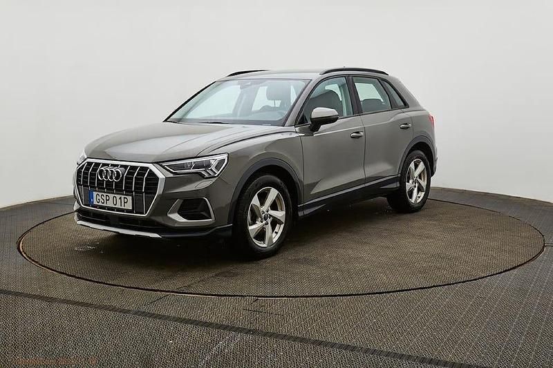 Grå Begagnad 2024 Audi Q3 Advanced SUV | 354 900 kr (Marknadspris) - Bild 1/4