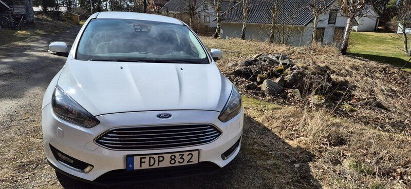 Vit Begagnad 2017 Ford Focus Titanium Kombi | 80 000 kr (Superpris) - Bild 1/4