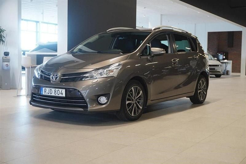 Mörkgrå Begagnad 2016 Toyota Verso Active Minibuss | 149 800 kr (Marknadspris) - Bild 1/4