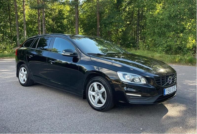 Svart Begagnad 2018 Volvo V60 Kinetic Kombi | 179 000 kr (Marknadspris) - Bild 1/4