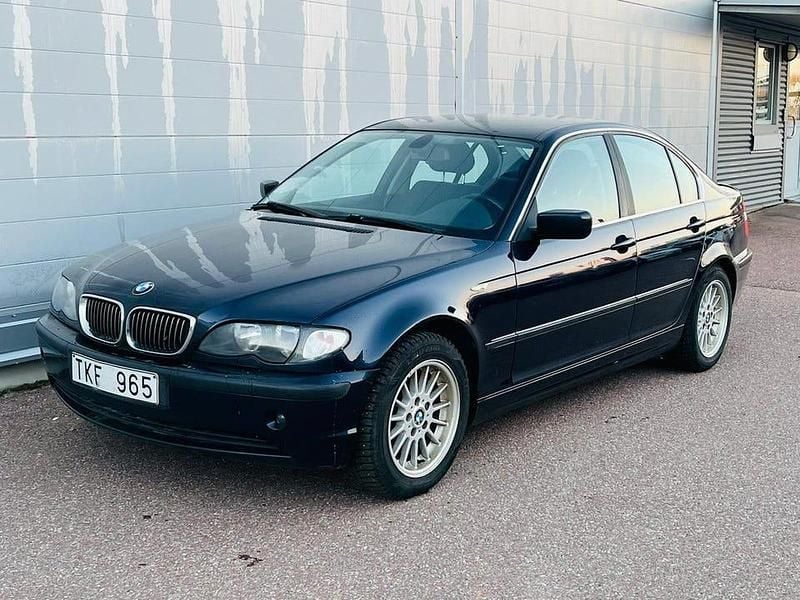 Blå Begagnad 2002 BMW 325 Sedan | 54 900 kr (Marknadspris) - Bild 1/4