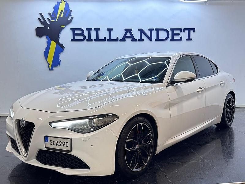 Begagnad Alfa Romeo Giulia Super 180 HK (132 kW) 2016 Vit Sedan