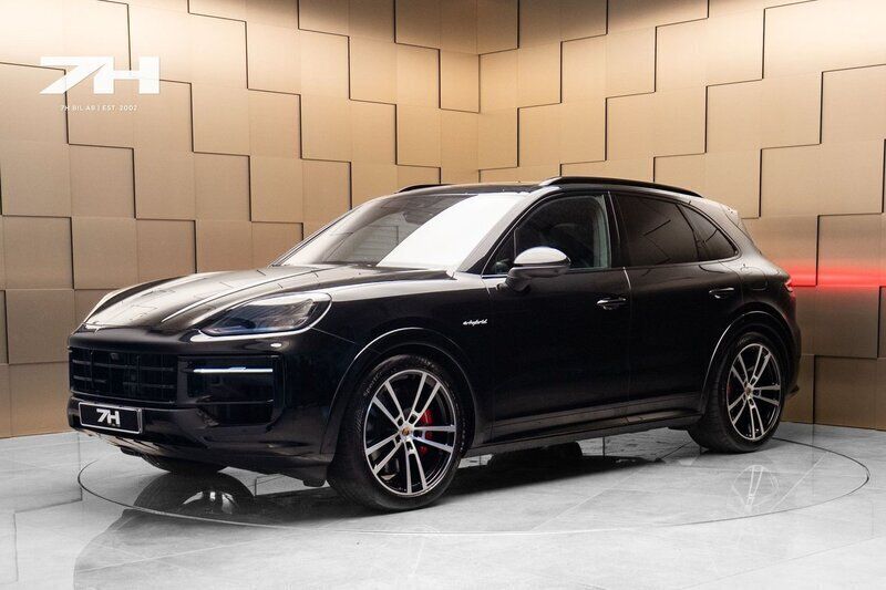 Svart Begagnad 2024 Porsche Cayenne S E-Hybrid SUV | 1 299 000 kr (Marknadspris) - Bild 1/4