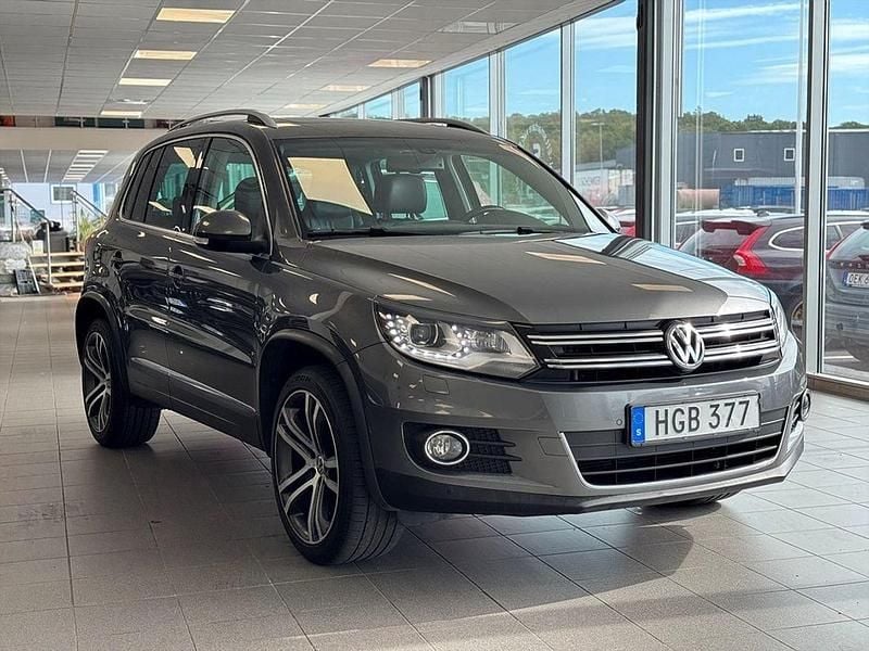 Mörkgrå (grå) Begagnad 2015 VW Tiguan SUV | 159 900 kr (Marknadspris) - Bild 1/3