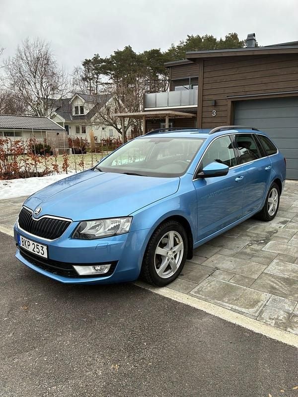 Blå metallic Begagnad 2014 Skoda Octavia Kombi | 85 000 kr (Marknadspris) - Bild 1/4