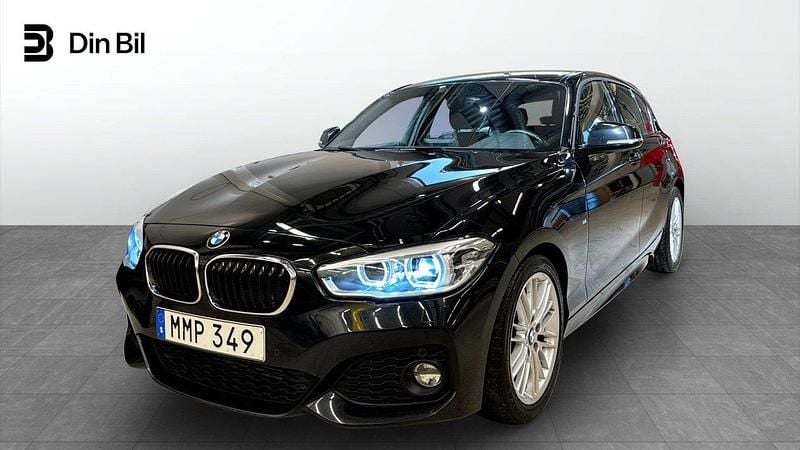 Svart Begagnad 2018 BMW 118 M Sport Halvkombi | 209 900 kr (Marknadspris) - Bild 1/4
