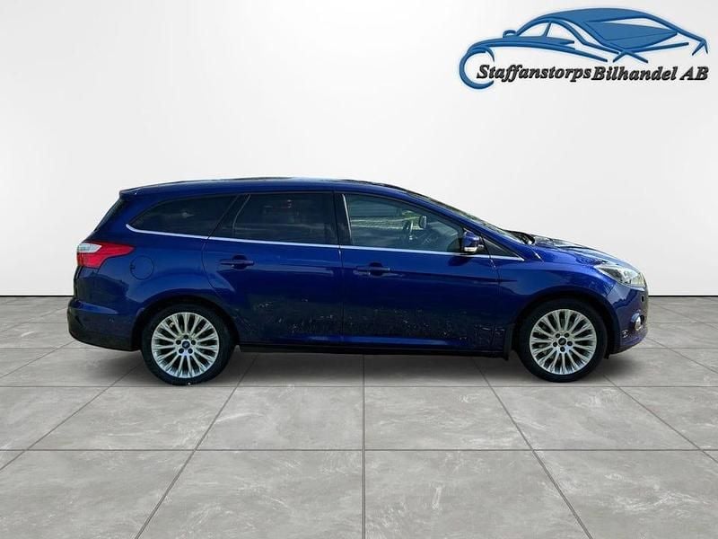 Begagnad Ford Focus Titanium 150 HK (110 kW) 2014 Blå Kombi