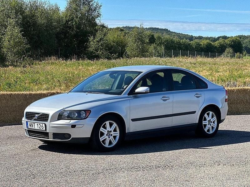 Ljusgrå (grå) Begagnad 2005 Volvo S40 Kinetic Sedan | 24 900 kr (Lite dyr) - Bild 1/4