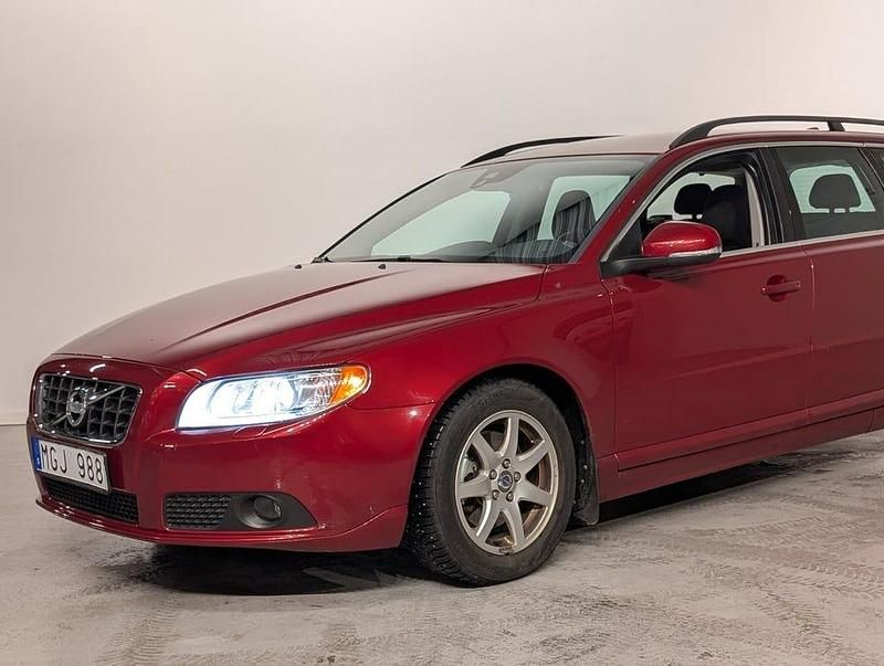 Begagnad Volvo V70 Momentum 116 HK (85 kW) 2011 Röd Kombi