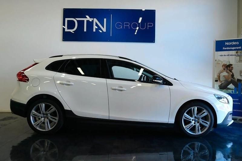 Vit Begagnad 2014 Volvo V40 CC Momentum Kombi | 149 500 kr (Marknadspris) - Bild 1/4