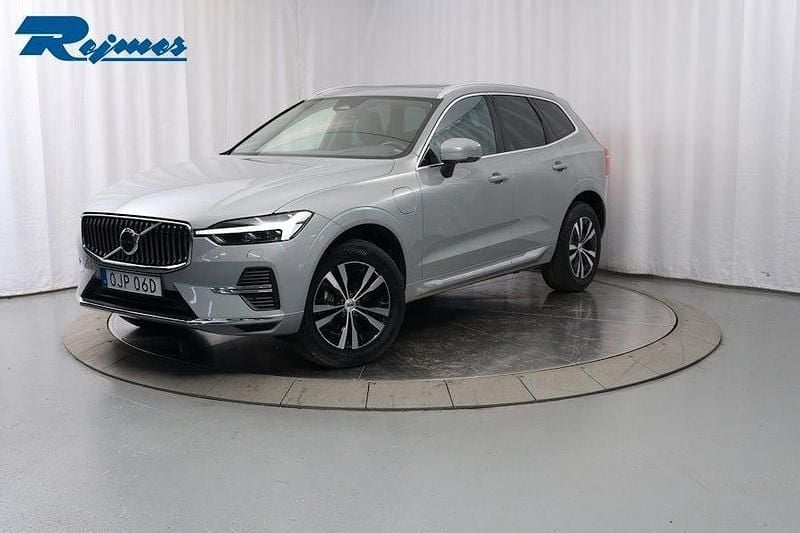 Grå Begagnad 2024 Volvo XC60 Core SUV | 489 900 kr (Marknadspris) - Bild 1/4