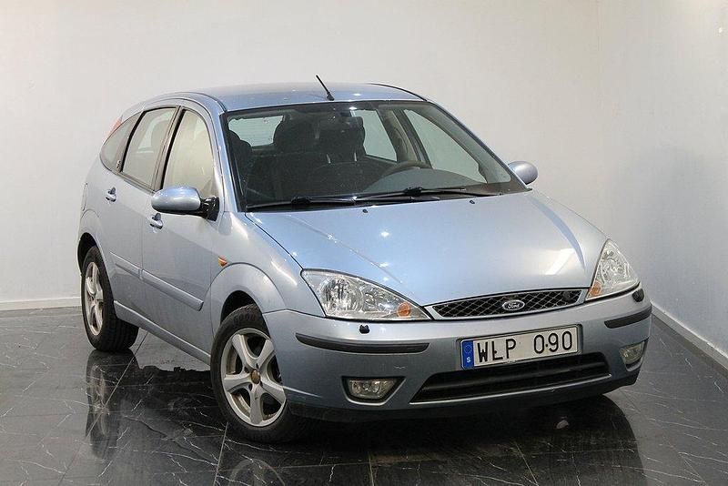 Ljusblå Begagnad 2004 Ford Focus Halvkombi | 24 900 kr (Marknadspris) - Bild 1/4