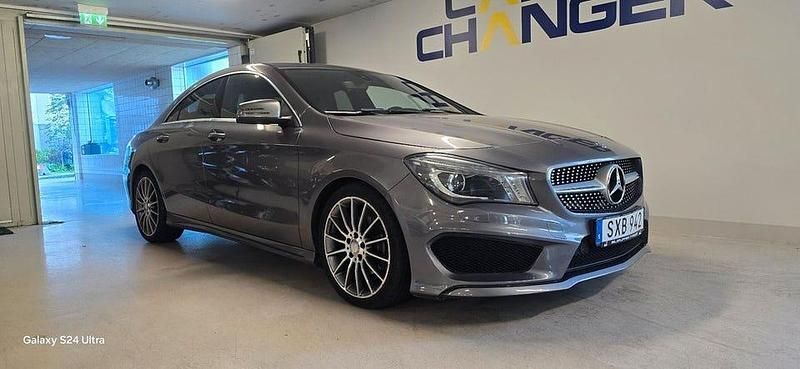 Mörkgrå (grå) Begagnad 2015 Mercedes CLA200 AMG Sportkupé | 169 900 kr (Marknadspris) - Bild 1/4