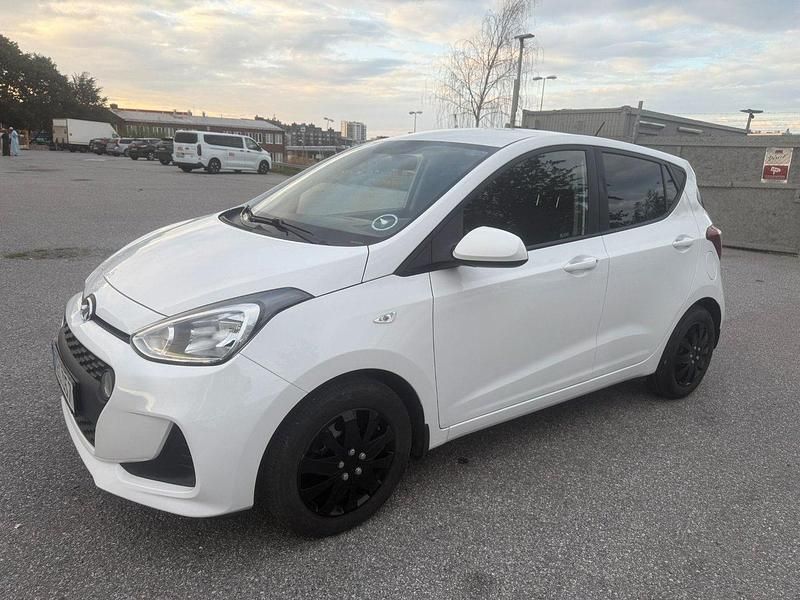 Vit Begagnad 2017 Hyundai i10 Comfort Halvkombi | 69 900 kr (Marknadspris) - Bild 1/4