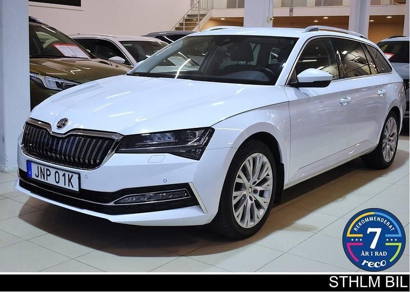 Vit (moon white metallic) Begagnad 2021 Skoda Superb Business Line Kombi | 279 000 kr (Marknadspris) - Bild 1/4