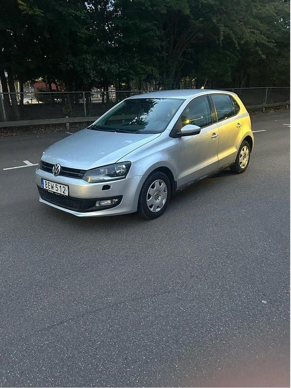 Silver Begagnad 2014 VW Polo Halvkombi | 110 000 kr (Lite dyr) - Bild 1/4